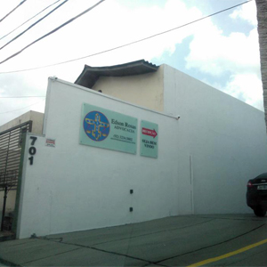 A mensagem de "bem vindo" e a indicação da entrada do escritório ficam em evidência na fachada em Manaus/AM. 